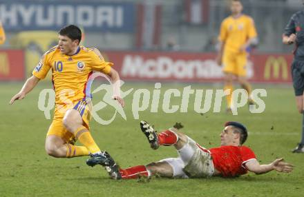 Fussball WM Qualifikationsspiel. Oessterreich gegen Rumaenien. Paul Scharner,  (Oesterreich), Cristian Tanase (Rumarnien). Hypo Group Arena, Klagenfurt, am 1.4. 2009.
Foto: Kuess

---
pressefotos, pressefotografie, kuess, qs, qspictures, sport, bild, bilder, bilddatenbank