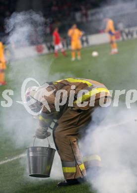 Fussball WM Qualifikationsspiel. Oessterreich gegen Rumaenien. Rumaenische Fans werfen bengalische Feuer, Feuerwehrmann. Hypo Group Arena, Klagenfurt, am 1.4. 2009.
Foto: Kuess

---
pressefotos, pressefotografie, kuess, qs, qspictures, sport, bild, bilder, bilddatenbank