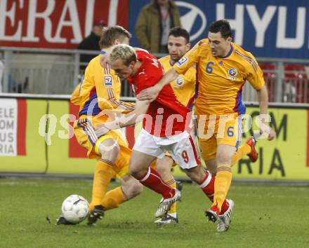 Fussball WM Qualifikationsspiel. Oessterreich gegen Rumaenien. Erwin Hoffer,  (Oesterreich), Goian, Radoi (Rumarnien). Hypo Group Arena, Klagenfurt, am 1.4. 2009.
Foto: Kuess

---
pressefotos, pressefotografie, kuess, qs, qspictures, sport, bild, bilder, bilddatenbank