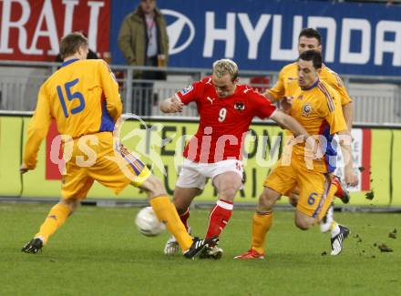 Fussball WM Qualifikationsspiel. Oessterreich gegen Rumaenien. Erwin Hoffer,  (Oesterreich), Goian, Radoi (Rumarnien). Hypo Group Arena, Klagenfurt, am 1.4. 2009.
Foto: Kuess

---
pressefotos, pressefotografie, kuess, qs, qspictures, sport, bild, bilder, bilddatenbank