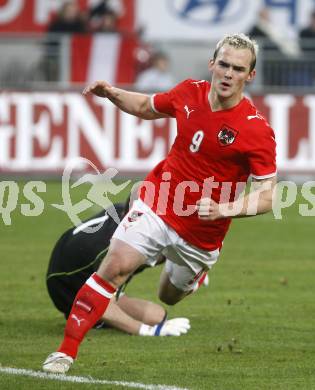 Fussball WM Qualifikationsspiel. Oessterreich gegen Rumaenien. Erwin Hoffer,  (Oesterreich), Bogdan Ionut Lobont (Rumarnien). Hypo Group Arena, Klagenfurt, am 1.4. 2009.
Foto: Kuess

---
pressefotos, pressefotografie, kuess, qs, qspictures, sport, bild, bilder, bilddatenbank