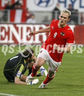 Fussball WM Qualifikationsspiel. Oessterreich gegen Rumaenien. Erwin Hoffer,  (Oesterreich), Bogdan Ionut Lobont (Rumarnien). Hypo Group Arena, Klagenfurt, am 1.4. 2009.
Foto: Kuess

---
pressefotos, pressefotografie, kuess, qs, qspictures, sport, bild, bilder, bilddatenbank