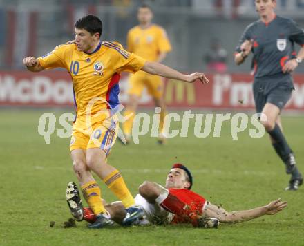 Fussball WM Qualifikationsspiel. Oessterreich gegen Rumaenien. Paul Scharner,  (Oesterreich), Cristian Tanase (Rumarnien). Hypo Group Arena, Klagenfurt, am 1.4. 2009.
Foto: Kuess

---
pressefotos, pressefotografie, kuess, qs, qspictures, sport, bild, bilder, bilddatenbank