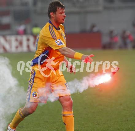 Fussball WM Qualifikationsspiel. Oessterreich gegen Rumaenien. Marius Constantin Niculae mit bengalischem Feuer (Rumarnien). Hypo Group Arena, Klagenfurt, am 1.4. 2009.
Foto: Kuess

---
pressefotos, pressefotografie, kuess, qs, qspictures, sport, bild, bilder, bilddatenbank