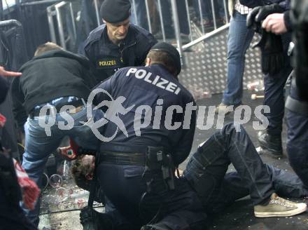 EBEL. Eishockey Bundesliga. EC Red Bull Salzburg gegen  KAC. Polizei fuehrt randalierende Fans ab. Salzburg, am 2.4.2009.
Foto: Kuess 

---
pressefotos, pressefotografie, kuess, qs, qspictures, sport, bild, bilder, bilddatenbank