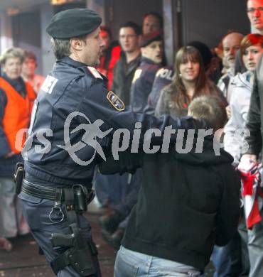 EBEL. Eishockey Bundesliga. EC Red Bull Salzburg gegen  KAC. Polizei fuehrt randalierende Fans ab. Salzburg, am 2.4.2009.
Foto: Kuess 

---
pressefotos, pressefotografie, kuess, qs, qspictures, sport, bild, bilder, bilddatenbank