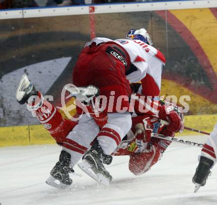 EBEL. Eishockey Bundesliga. EC Red Bull Salzburg gegen  KAC. SCHNEIDER Andrew (KAC), SWEATT Walter Lee (Salzburg). Salzburg, am 2.4.2009.
Foto: Kuess 

---
pressefotos, pressefotografie, kuess, qs, qspictures, sport, bild, bilder, bilddatenbank