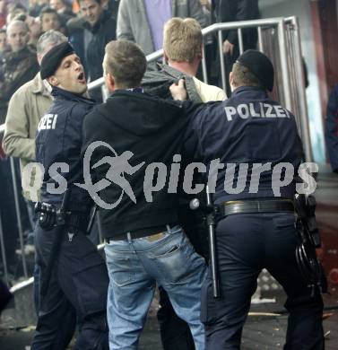 EBEL. Eishockey Bundesliga. EC Red Bull Salzburg gegen  KAC. Polizei fuehrt randalierende Fans ab. Salzburg, am 2.4.2009.
Foto: Kuess 

---
pressefotos, pressefotografie, kuess, qs, qspictures, sport, bild, bilder, bilddatenbank