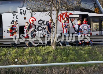 EBEL. Eishockey Bundesliga. EC Red Bull Salzburg gegen  KAC. KAC Fans. Salzburg, am 2.4.2009.
Foto: Kuess 

---
pressefotos, pressefotografie, kuess, qs, qspictures, sport, bild, bilder, bilddatenbank