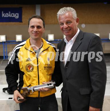 Schiessen Luftgewehr. Oesterreichische Meisterschaft. Dietmar Keutschegger, Reinhard Tellian. Wolfsberg, am 4.4.2009.
Foto: Kuess

---
pressefotos, pressefotografie, kuess, qs, qspictures, sport, bild, bilder, bilddatenbank