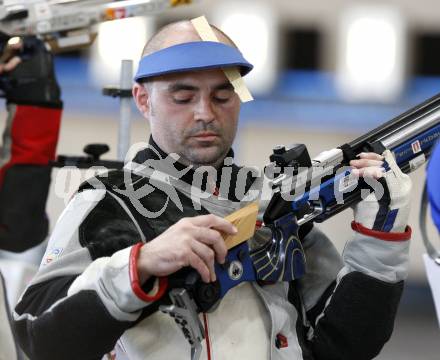 Schiessen Luftgewehr. Oesterreichische Meisterschaft. Wolfgang Krumphuber (3.). Wolfsberg, am 4.4.2009.
Foto: Kuess

---
pressefotos, pressefotografie, kuess, qs, qspictures, sport, bild, bilder, bilddatenbank