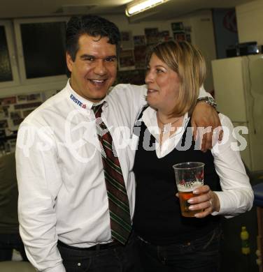 EBEL. Eishockey Bundesliga. KAC gegen EC Salzburg. Jubel Meister KAC, Manny Viveiros mit Frau. Klagenfurt, am 5.4.2009.
Foto: Kuess 

---
pressefotos, pressefotografie, kuess, qs, qspictures, sport, bild, bilder, bilddatenbank