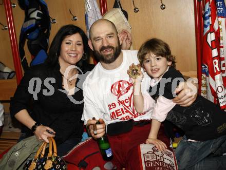 EBEL. Eishockey Bundesliga. KAC gegen EC Salzburg. Jubel Meister KAC, SHANTZ Jeffery mit Familie. Klagenfurt, am 5.4.2009.
Foto: Kuess 

---
pressefotos, pressefotografie, kuess, qs, qspictures, sport, bild, bilder, bilddatenbank