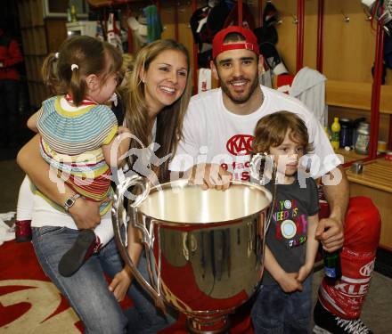 EBEL. Eishockey Bundesliga. KAC gegen EC Salzburg. Jubel Meister KAC, BROWN Sean mit Familie. Klagenfurt, am 5.4.2009.
Foto: Kuess 

---
pressefotos, pressefotografie, kuess, qs, qspictures, sport, bild, bilder, bilddatenbank