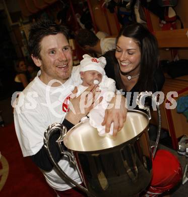 EBEL. Eishockey Bundesliga. KAC gegen EC Salzburg. Jubel Meister KAC, Furey Kirk, seine Frau Jennifer mit Brinn-Leo. Klagenfurt, am 5.4.2009.
Foto: Kuess 

---
pressefotos, pressefotografie, kuess, qs, qspictures, sport, bild, bilder, bilddatenbank