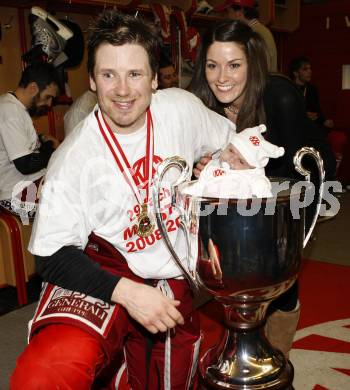 EBEL. Eishockey Bundesliga. KAC gegen EC Salzburg. Jubel Meister KAC, Furey Kirk, seine Frau Jennifer mit Brinn-Leo. Klagenfurt, am 5.4.2009.
Foto: Kuess 

---
pressefotos, pressefotografie, kuess, qs, qspictures, sport, bild, bilder, bilddatenbank