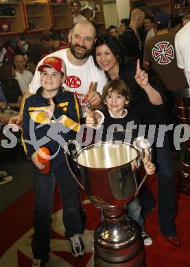 EBEL. Eishockey Bundesliga. KAC gegen EC Salzburg. Jubel Meister KAC, SHANTZ Jeffery mit Familie. Klagenfurt, am 5.4.2009.
Foto: Kuess 

---
pressefotos, pressefotografie, kuess, qs, qspictures, sport, bild, bilder, bilddatenbank