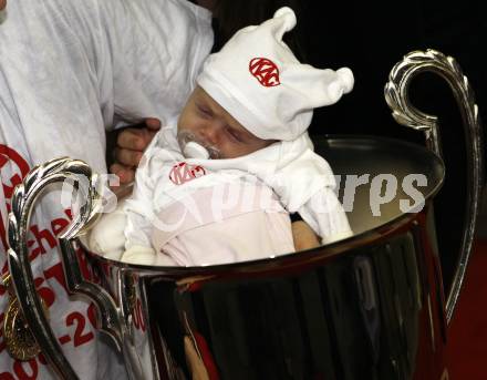 EBEL. Eishockey Bundesliga. KAC gegen EC Salzburg. Jubel Meister KAC. Tochter von Kirk Furey im Meisterpokal.  Klagenfurt, am 5.4.2009.
Foto: Kuess 

---
pressefotos, pressefotografie, kuess, qs, qspictures, sport, bild, bilder, bilddatenbank