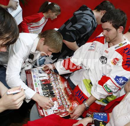 EBEL. Eishockey Bundesliga. KAC Meisterfeier. Autogrammstunde. Klagenfurt, am 7.4.2009.
Foto: Kuess 

---
pressefotos, pressefotografie, kuess, qs, qspictures, sport, bild, bilder, bilddatenbank