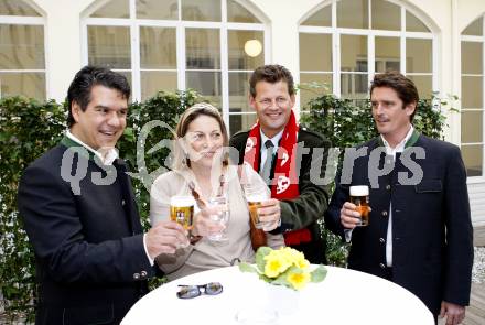 EBEL. Eishockey Bundesliga. KAC Meisterfeier. Manny Viveiros mit Frau, Christian Scheider, Oliver Pilloni. Klagenfurt, am 7.4.2009.
Foto: Kuess 

---
pressefotos, pressefotografie, kuess, qs, qspictures, sport, bild, bilder, bilddatenbank