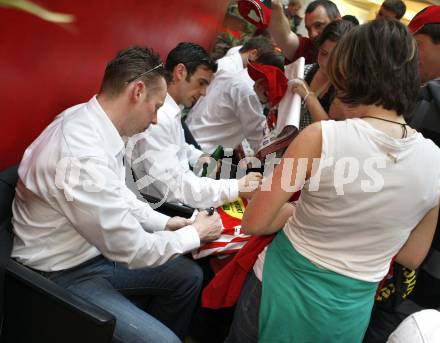 EBEL. Eishockey Bundesliga. KAC Meisterfeier. Autogrammstunde. Klagenfurt, am 7.4.2009.
Foto: Kuess 

---
pressefotos, pressefotografie, kuess, qs, qspictures, sport, bild, bilder, bilddatenbank