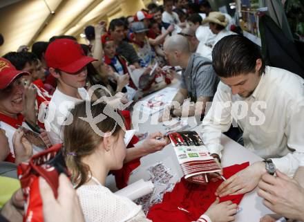 EBEL. Eishockey Bundesliga. KAC Meisterfeier. Autogrammstunde. Klagenfurt, am 7.4.2009.
Foto: Kuess 

---
pressefotos, pressefotografie, kuess, qs, qspictures, sport, bild, bilder, bilddatenbank