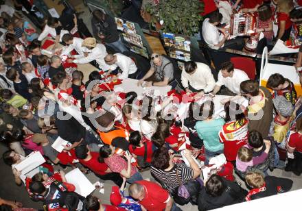 EBEL. Eishockey Bundesliga. KAC Meisterfeier. Autogrammstunde. Klagenfurt, am 7.4.2009.
Foto: Kuess 

---
pressefotos, pressefotografie, kuess, qs, qspictures, sport, bild, bilder, bilddatenbank