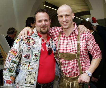 EBEL. Eishockey Bundesliga. KAC Meisterfeier. Ratz Herbert mit Fan. Klagenfurt, am 7.4.2009.
Foto: Kuess 

---
pressefotos, pressefotografie, kuess, qs, qspictures, sport, bild, bilder, bilddatenbank