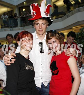 EBEL. Eishockey Bundesliga. KAC Meisterfeier. Autogrammstunde. Swette Rene mit Fans. Klagenfurt, am 7.4.2009.
Foto: Kuess 

---
pressefotos, pressefotografie, kuess, qs, qspictures, sport, bild, bilder, bilddatenbank