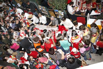 EBEL. Eishockey Bundesliga. KAC Meisterfeier. Autogrammstunde. Klagenfurt, am 7.4.2009.
Foto: Kuess 

---
pressefotos, pressefotografie, kuess, qs, qspictures, sport, bild, bilder, bilddatenbank