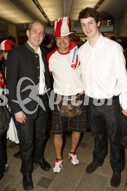 EBEL. Eishockey Bundesliga. KAC Meisterfeier. Autogrammstunde. Jeff Tory, Paul Schellander mit Fan.  Klagenfurt, am 7.4.2009.
Foto: Kuess 

---
pressefotos, pressefotografie, kuess, qs, qspictures, sport, bild, bilder, bilddatenbank