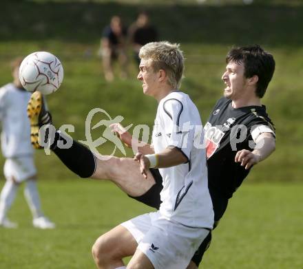 Fussball. Kaerntner Liga. SK Austria Kelag Kärnten 1b gegen SVG Bleiburg. Pucker Peter (Austria), Pitschko Wolfgang  (Bleiburg). Klagenfurt, am 11.4. 2009.
Foto: Kuess

---
pressefotos, pressefotografie, kuess, qs, qspictures, sport, bild, bilder, bilddatenbank