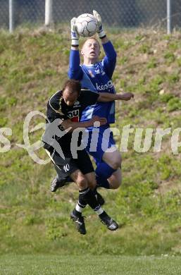 Fussball. Kaerntner Liga. SK Austria Kelag Kärnten 1b gegen SVG Bleiburg. Königshofer Lukas (Austria), Canzi Daniel (Bleiburg). Klagenfurt, am 11.4. 2009.
Foto: Kuess

---
pressefotos, pressefotografie, kuess, qs, qspictures, sport, bild, bilder, bilddatenbank