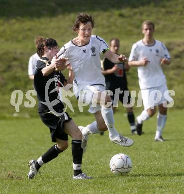 Fussball. Kaerntner Liga. SK Austria Kelag Kärnten 1b gegen SVG Bleiburg. Ritzmaier Marcel (Austria), Tamegger David (Bleiburg). Klagenfurt, am 11.4. 2009.
Foto: Kuess

---
pressefotos, pressefotografie, kuess, qs, qspictures, sport, bild, bilder, bilddatenbank