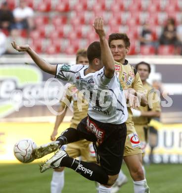 Fussball. Tipp3-Bundesliga. SK Austria Kelag Kaernten gegen LASK Linz. Oliver Pusztai, (Austria Kaernten), Thomas Piermayr (Linz). Klagenfurt, 11.4.2009. 
Foto: Kuess

---
pressefotos, pressefotografie, kuess, qs, qspictures, sport, bild, bilder, bilddatenbank