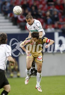 Fussball. Tipp3-Bundesliga. SK Austria Kelag Kaernten gegen LASK Linz. Marco Salvatore, (Austria Kaernten),  Ivica Vastic (Linz). Klagenfurt, 11.4.2009. 
Foto: Kuess

---
pressefotos, pressefotografie, kuess, qs, qspictures, sport, bild, bilder, bilddatenbank