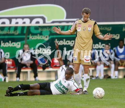 Fussball. Tipp3-Bundesliga. SK Austria Kelag Kaernten gegen LASK Linz. Chiquinho, (Austria Kaernten), Florian Klein (Linz). Klagenfurt, 11.4.2009. 
Foto: Kuess

---
pressefotos, pressefotografie, kuess, qs, qspictures, sport, bild, bilder, bilddatenbank