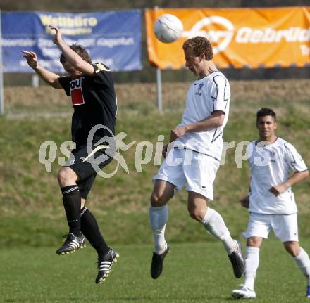 Fussball. Kaerntner Liga. SK Austria Kelag Kärnten 1b gegen SVG Bleiburg. Zankl Thomas (Austria), Galo Juergen (Bleiburg). Klagenfurt, am 11.4. 2009.
Foto: Kuess

---
pressefotos, pressefotografie, kuess, qs, qspictures, sport, bild, bilder, bilddatenbank