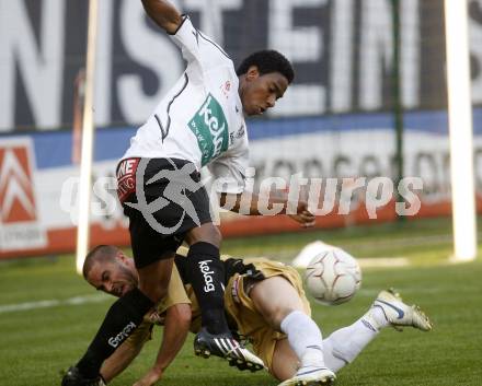 Fussball. Tipp3-Bundesliga. SK Austria Kelag Kaernten gegen LASK Linz. Sandro, (Austria Kaernten), Gerald Gansterer (Linz). Klagenfurt, 11.4.2009. 
Foto: Kuess

---
pressefotos, pressefotografie, kuess, qs, qspictures, sport, bild, bilder, bilddatenbank