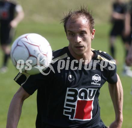 Fussball. Kaerntner Liga. SK Austria Kelag Kaernten 1b gegen SVG Bleiburg. Daniel Canzi (Bleiburg). Klagenfurt, am 11.4. 2009.
Foto: Kuess

---
pressefotos, pressefotografie, kuess, qs, qspictures, sport, bild, bilder, bilddatenbank