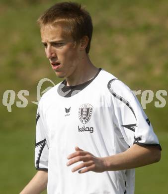 Fussball. Kaerntner Liga. SK Austria Kelag Kaernten 1b gegen SVG Bleiburg. Roman Adunka  (Austria). Klagenfurt, am 11.4. 2009.
Foto: Kuess

---
pressefotos, pressefotografie, kuess, qs, qspictures, sport, bild, bilder, bilddatenbank