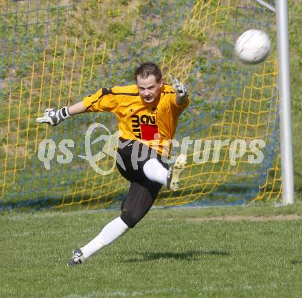 Fussball. Kaerntner Liga. SK Austria Kelag Kaernten 1b gegen SVG Bleiburg. Norbert Wriessnig (Bleiburg). Klagenfurt, am 11.4. 2009.
Foto: Kuess

---
pressefotos, pressefotografie, kuess, qs, qspictures, sport, bild, bilder, bilddatenbank