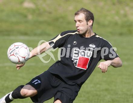 Fussball. Kaerntner Liga. SK Austria Kelag Kaernten 1b gegen SVG Bleiburg. Patrick Paul Oswaldi (Bleiburg). Klagenfurt, am 11.4. 2009.
Foto: Kuess

---
pressefotos, pressefotografie, kuess, qs, qspictures, sport, bild, bilder, bilddatenbank