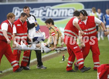 Fussball. Tipp3-Bundesliga. SK Austria Kelag Kaernten gegen LASK Linz. Ivica Vastic  (Linz). Verletzung, Trage, Rotes Kreuz, Sanitaeter Klagenfurt, 11.4.2009. 
Foto: Kuess

---
pressefotos, pressefotografie, kuess, qs, qspictures, sport, bild, bilder, bilddatenbank