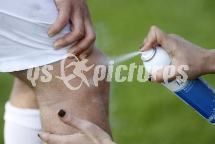 Fussball. Kaerntner Liga. SK Austria Kelag Kaernten 1b gegen SVG Verletzung, Knie, Eisspray. Klagenfurt, am 11.4. 2009.
Foto: Kuess

---
pressefotos, pressefotografie, kuess, qs, qspictures, sport, bild, bilder, bilddatenbank