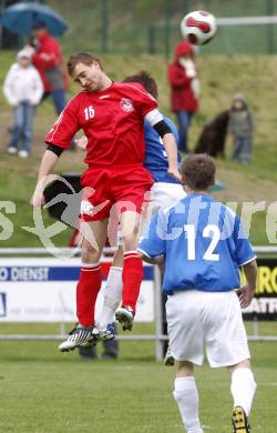 Fussball. Unterliga Ost. Koettmannsdorf gegen Ludmannsdorf. Hubmann Guenther, Pesjak Michael (Koettmannsdorf), Modritsch Stefan  (Ludmannsdorf). Koettmannsdorf, 19.4.2009. 
Foto: Kuess

---
pressefotos, pressefotografie, kuess, qs, qspictures, sport, bild, bilder, bilddatenbank