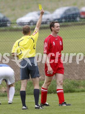 Fussball. Unterliga Ost. Koettmannsdorf gegen Ludmannsdorf. Weber Roman (Ludmannsdorf),  Schiedsrichrichter Weichsler Arno. Koettmannsdorf, 19.4.2009. 
Foto: Kuess

---
pressefotos, pressefotografie, kuess, qs, qspictures, sport, bild, bilder, bilddatenbank