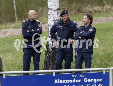 Fussball. Unterliga Ost. Koettmannsdorf gegen Ludmannsdorf. Polizei. Koettmannsdorf, 19.4.2009. 
Foto: Kuess

---
pressefotos, pressefotografie, kuess, qs, qspictures, sport, bild, bilder, bilddatenbank