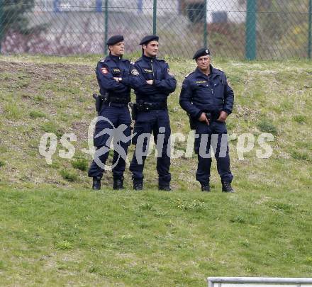 Fussball. Unterliga Ost. Koettmannsdorf gegen Ludmannsdorf. Polizei. Koettmannsdorf, 19.4.2009. 
Foto: Kuess

---
pressefotos, pressefotografie, kuess, qs, qspictures, sport, bild, bilder, bilddatenbank