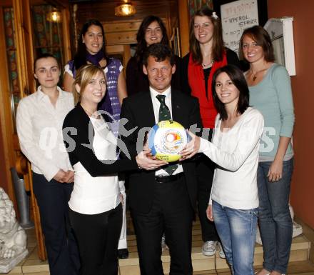 Volleyball Bundesliga. Saisonabschlussfeier ATSC Wildcats. Maja Praeprost, Kerstin Pichler, Kristina Thurner,  Lina Gorbach, Buergermeister Christian Scheider, Samira Mauch, Anna Hoedl, Lauren Evans. Klagenfurt, am 23.4.2009.
Foto: Kuess 
---
pressefotos, pressefotografie, kuess, qs, qspictures, sport, bild, bilder, bilddatenbank